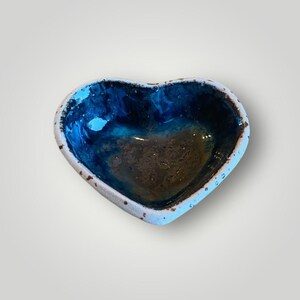 Mała ceramiczna miseczka w kształcie serca, dzbanek do sosu, podstawka pod torebkę herbaty, pierścionek na biżuterię, ręcznie robiona ceramika, zastawa stołowa, zastawa stołowa z kamionki