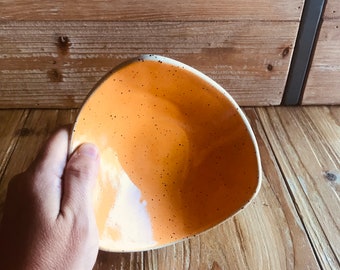 Coupelle forme triangulaire en grès soucoupe tasse sous tasse poterie artisanale fait main art de la table décoration