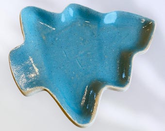 Small ceramic Christmas tree-shaped dish, handcrafted pottery, artisanal tableware, stoneware