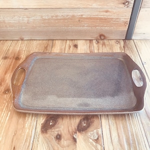 Plateau de service plat à cake rectangulaire avec anses en grès poterie artisanale fait main art de la table céramique