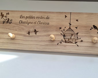 Perchero personalizado con diseños de pájaros, globos aerostáticos, bosques y ganchos para ropa infantiles.