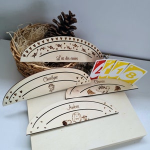 Porte cartes/support en bois PERSONNALISABLES  pour jeux de cartes, jeux de société. Différents motifs