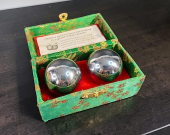 Bolas de hierro chinas de Baoding – Masajeadores de manos para aliviar el estrés en su caja original