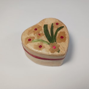 Miniature Wood Heart Trinket Box - Flower Inlay Artwork As-Is-Valentine&#39;s Gift- Vintage Heart Shaped Trinket Box-  Heart Shaped Ring Box