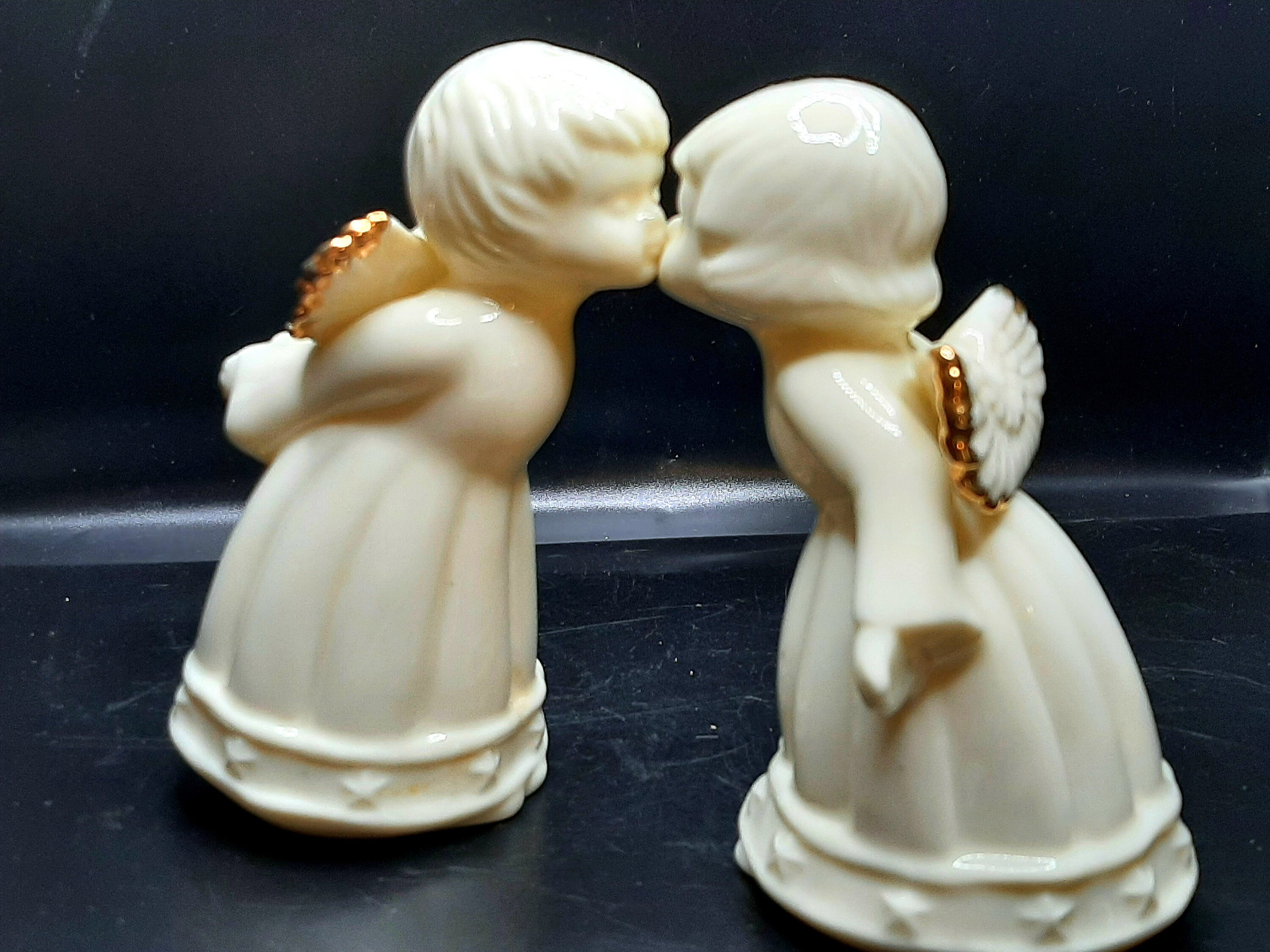 Attractives Magnetic Salt and Pepper Shakers Hot Chili Peppers They Kiss!