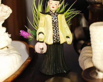 Par de jarrones pequeños con figuras asiáticas de Florence Ceramics – Década de 1950, Pasadena, California – Amarillo y negro – Pequeño desconchón