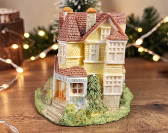 Miniatura de la Mansión Clark de Liberty Falls: Edificio de pueblo navideño victoriano, decoración de trenes en miniatura.