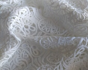 Vintage witte bloemenguipurestof voor bruiloft, bruiloft en speciale gelegenheden voor je unieke stijlvolle jurk.