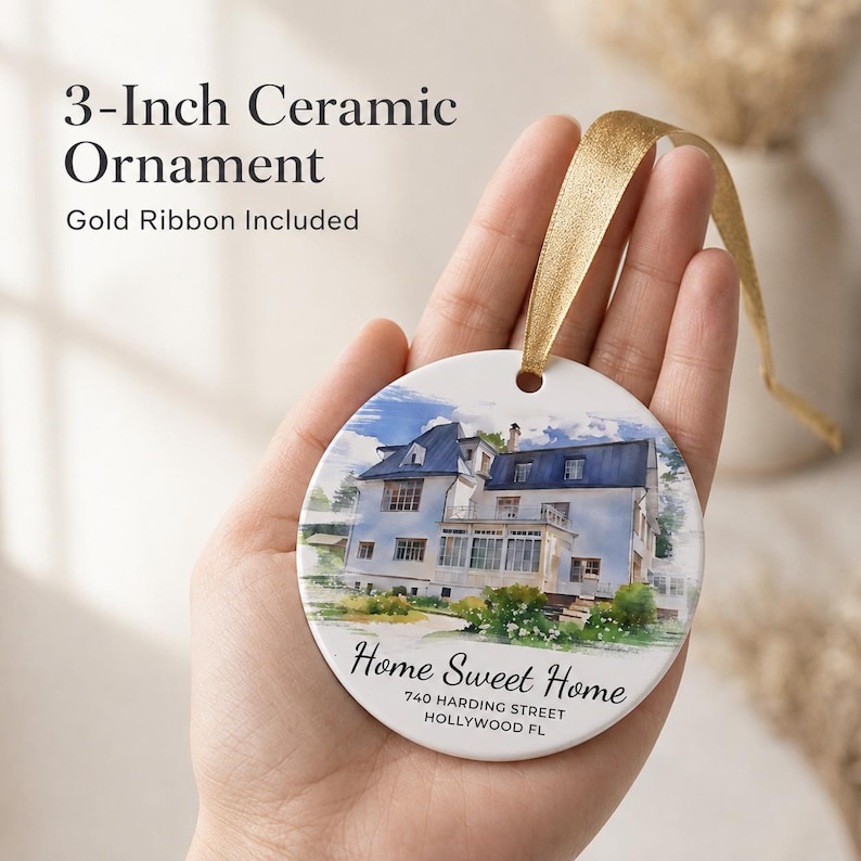Puede incluir: Un adorno de cer&aacute;mica blanca redondo de 7,6 cm con una ilustraci&oacute;n en acuarela de una casa con techo azul. El texto dice Home Sweet Home, 740 Harding Street, Hollywood FL. Una cinta dorada est&aacute; unida a la parte superior para colgarlo.