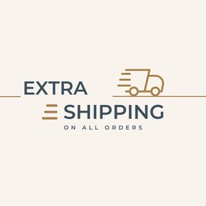 Peut inclure: Image avec le texte "EXTRA SHIPPING ON ALL ORDERS" en bleu foncé, avec une ligne marron et une icône de camion marron sur fond crème.