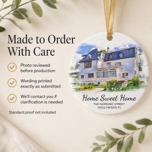 Puede incluir: Un adorno redondo de cer&aacute;mica blanca con una ilustraci&oacute;n en acuarela de una casa de dos pisos con techo azul. El texto Home Sweet Home, 740 HARDING STREET, HOLLYWOOD FL est&aacute; impreso debajo de la casa. Una cinta dorada est&aacute; unida a la parte superior.