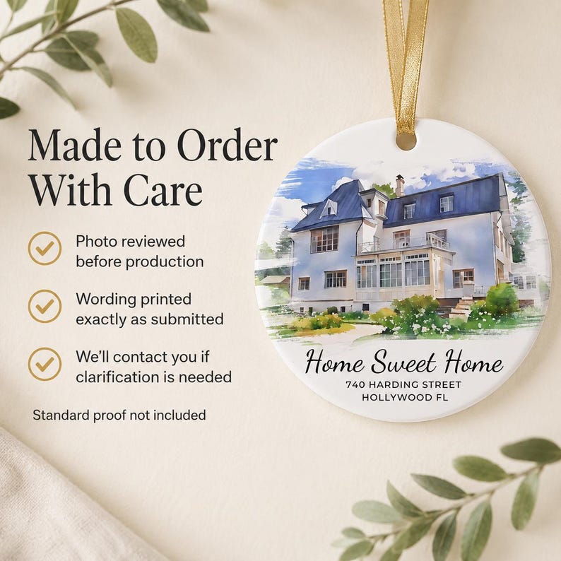 Puede incluir: Un adorno redondo de cer&aacute;mica blanca con una ilustraci&oacute;n en acuarela de una casa de dos pisos con techo azul. El texto Home Sweet Home, 740 HARDING STREET, HOLLYWOOD FL est&aacute; impreso debajo de la casa. Una cinta dorada est&aacute; unida a la parte superior.
