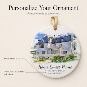 Puede incluir: Un adorno redondo de cer&aacute;mica blanca con una ilustraci&oacute;n en acuarela de una casa de dos pisos con techo azul. El texto dice Home Sweet Home, 740 HARDING STREET, HOLLYWOOD FL. Incluye una cinta dorada para colgar y texto de instrucciones.