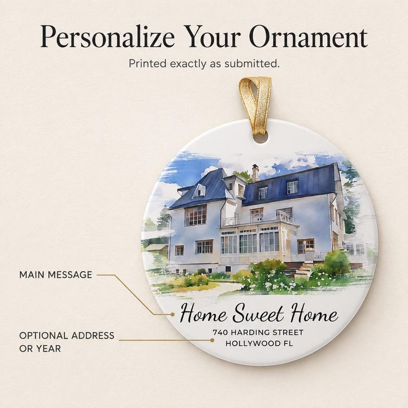 Puede incluir: Un adorno redondo de cer&aacute;mica blanca con una ilustraci&oacute;n en acuarela de una casa de dos pisos con techo azul. El texto dice Home Sweet Home, 740 HARDING STREET, HOLLYWOOD FL. Incluye una cinta dorada para colgar y texto de instrucciones.