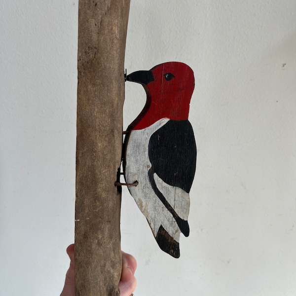 Aldaba de puerta antigua con forma de pájaro carpintero