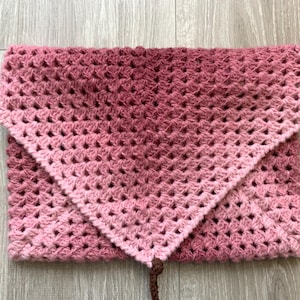 Handmade crocheted laptop sleeve/slipcase/bag/case with a creative daisy closure - MacBook 14'' or smaller