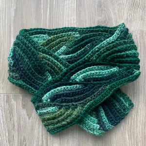 Snap-on soft wool short scarf. Neck warmer. Mini stylish scarf. Crocheted scarflette.
