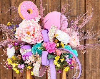 Centro de mesa pastel de la tienda de dulces, pieza de decoración de bienvenida de la panadería, acento casero de dulces de rosquilla de helado, arte de dulces y postres