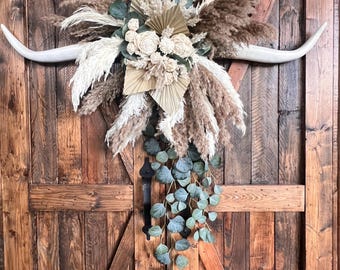 Boho western longhorn wall art, Pampas arrangement cow horn home accent, Western chic cattle ranch welcome decoration, Western wedding decor