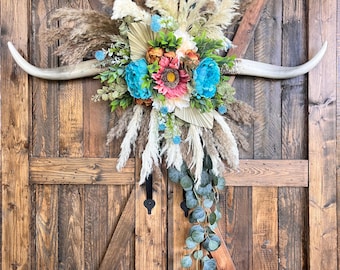 Arte de pared bohemio con cuernos largos del oeste, arreglo pampeano con cuerno de vaca como acento para el hogar, decoración de bienvenida a un rancho ganadero con estilo occidental, decoración de boda occidental