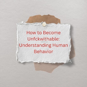 Könnte beinhalten: Ein zerrissenes weißes Papier mit dem roten Text "How to Become Unfckwithable: Understanding Human Behavior". Es ist mit einem braunen Papier mit einem kleinen, silbernen Verschluss befestigt. Der Hintergrund ist hellgrau.