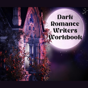 Puede incluir: Una portada de cuaderno de escritor de romance oscuro con una luna llena y el texto "Dark Romance Writers Workbook" en negro. La luna está delante de un edificio gótico oscuro con una ventana y enredaderas.