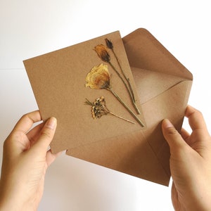 Cartão marrom feito à mão com flor amarela