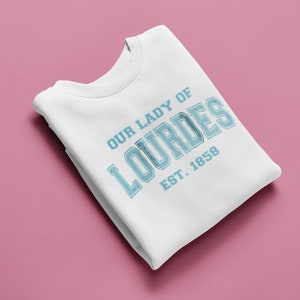 Nostra Signora di Lourdes, girocollo unisex, lettera Varsity