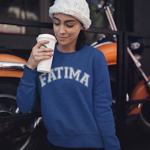 Felpa unisex con la scritta "Catholic Varsity", abbigliamento devozionale di Fatima, maglione girocollo religioso, pullover casual, regalo per lui o per lei