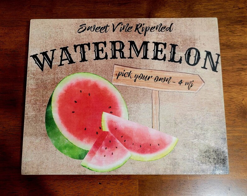 Pode incluir: Uma placa de madeira r&uacute;stica com o texto "Sweet Vine Ripened Watermelon - pick your own - 4 mi" e uma ilustra&ccedil;&atilde;o de aquarela de uma melancia.