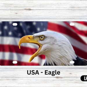 Könnte beinhalten: Kfz-Kennzeichen mit einem Weißkopfseeadler mit offenem Schnabel vor verschwommenem Hintergrund der amerikanischen Flagge. Der Text "USA - Eagle" befindet sich unten.