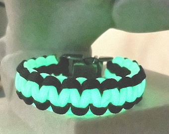 Pulsera de paracord con forma de cobra que brilla en la oscuridad - Hecha a mano por encargo