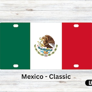 Puede incluir: Placa de matrícula rectangular con el diseño de la bandera mexicana. La bandera tiene franjas verticales verdes, blancas y rojas, con el escudo de armas mexicano en el centro. El texto "Mexico - Classic" está impreso en la parte inferior.