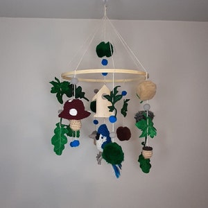 Babymobile zum Thema Wald mit Pilz, Vogel, Blauhäher, Ahornblättern, Igel. Geburtsgeschenk, Duschgeschenk, Babyparty