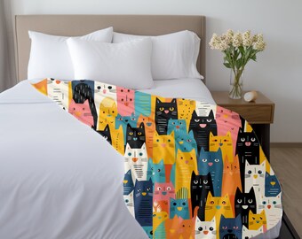 Könnte beinhalten: Eine bunte Kuscheldecke mit einem sich wiederholenden Muster aus Katzen mit unterschiedlichen Fellfarben und Gesichtsausdrücken. Die Katzen sind in einer Nahaufnahme, fast chaotisch angeordnet, was ein lustiges und skurriles Design ergibt.