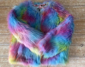 Puede incluir: Una chaqueta de piel sintética colorida con un patrón de degradado arcoíris en tonos de azul, rosa, amarillo y verde.