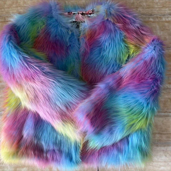 Le manteau en fausse fourrure Chicky de couleur arc-en-ciel vive