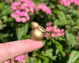 Conejito de Pascua dorado en miniatura, casa de muñecas de Pascua en miniatura, cesta de Pascua, conejo en miniatura, decoración dorada para casa.