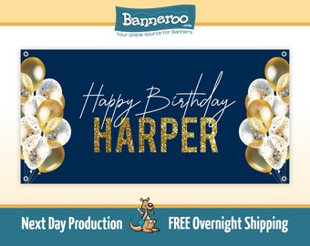 Könnte beinhalten: Ein marineblaues Banner mit goldfarbenem Glitzertext, auf dem "Happy Birthday HARPER" steht. Das Banner ist mit goldenen und weißen Ballons verziert.