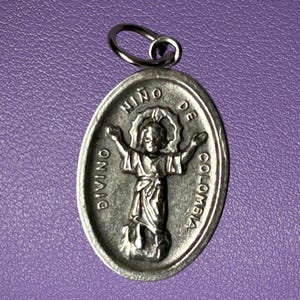 Divino Nino Jezus-medaille, goddelijke kindmedaille, Ruega Por Nosotros-medaille, bid voor ons, patroonheilige medaille, katholiek geschenk, cadeau onder de 10, geloof