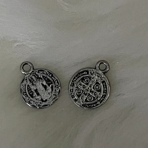 Saint Benedict Round Mini Medal, Patron Saint Civil Engineers, Patron Saint of the dying, Patron Saint Kidney Disease, Patron Schoolchildren