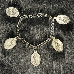 Bracelet personnalisable à breloques sainte patronne