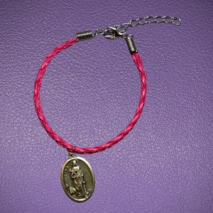 Bracelet tressé en faux cuir médaille sainte Agathe, sainte patronne du cancer du sein, médaille sainte Agathe, infirmières saintes, cadeau cancer du sein