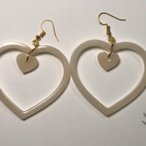 Boucles d&#39;oreilles pendantes double coeur ouvert en résine couleur or rose