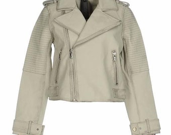 Peut inclure: Une veste en cuir gris clair avec une fermeture éclair et une doublure à carreaux sur les poignets.