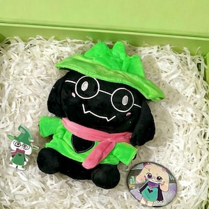 Ralsei Themed Gift Box Inspired by Deltarune ，25cm Plush +Acrylic Standee + Badge，Christmas Gift for Fans