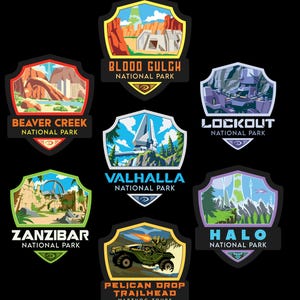Può includere: Una collezione di sette adesivi a forma di scudo con paesaggi illustrati e testo. I design includono Blood Gulch, Beaver Creek, Lockout, Valhalla, Zanzibar, Halo e Pelican Drop Trailhead Warthog Tours, ognuno etichettato come National Park.