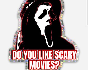 Pode incluir: Um autocolante com a máscara Scream em preto e branco, com contorno vermelho e uma borda brilhante. O texto "DO YOU LIKE SCARY MOVIES?" está escrito em vermelho e branco.