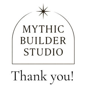 Pu&ograve; includere: Un logo in bianco e nero per Mythic Builder Studio. Il testo &egrave; all'interno di una cornice ad arco, sormontata da un'esplosione di stelle. Sotto il logo, le parole "Thank you!" sono scritte in un carattere script.
