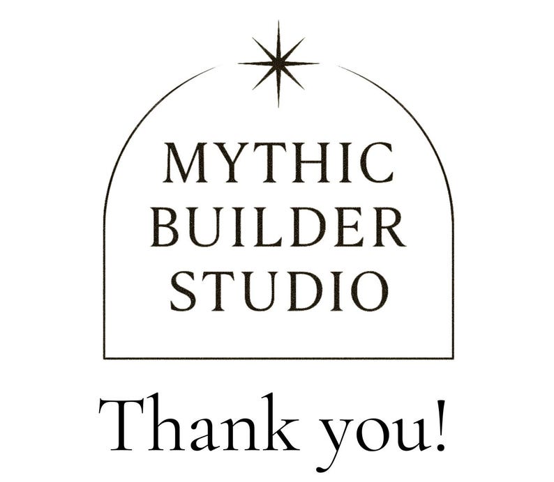 Pu&ograve; includere: Un logo in bianco e nero per Mythic Builder Studio. Il testo &egrave; all'interno di una cornice ad arco, sormontata da un'esplosione di stelle. Sotto il logo, le parole "Thank you!" sono scritte in un carattere script.